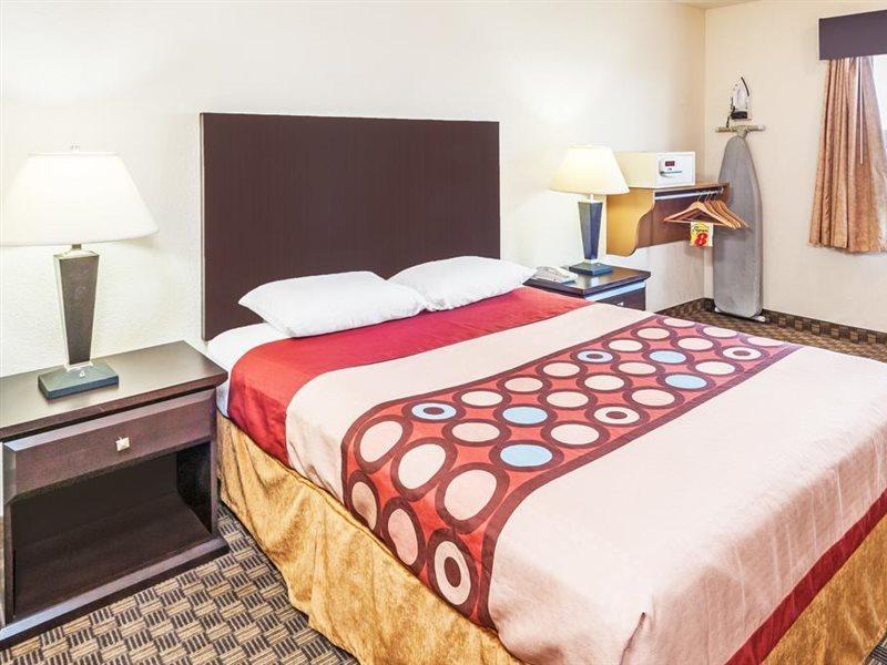 Super 8 By Wyndham Calgary/Airport Hotel Exterior foto
