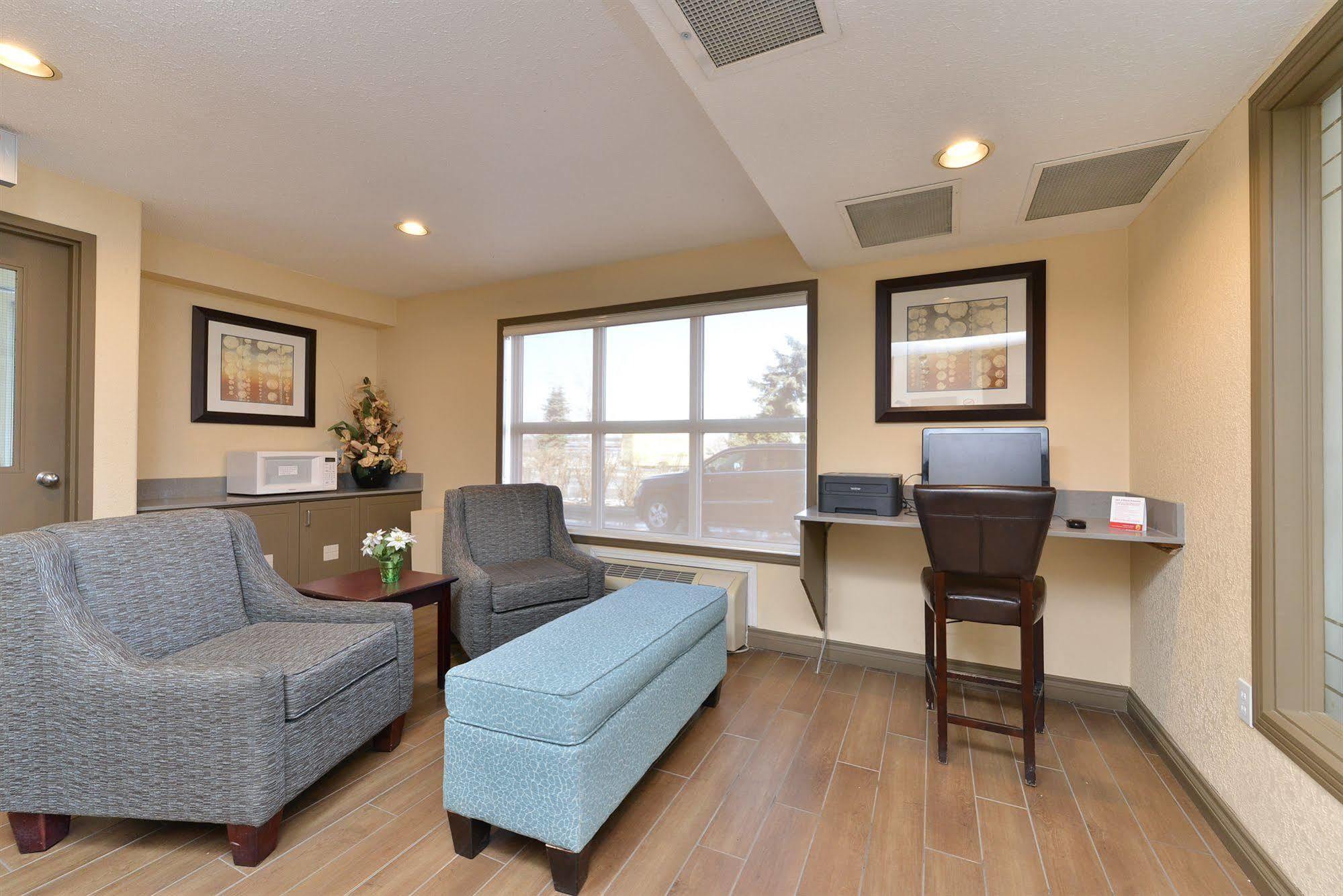 Super 8 By Wyndham Calgary/Airport Hotel Exterior foto