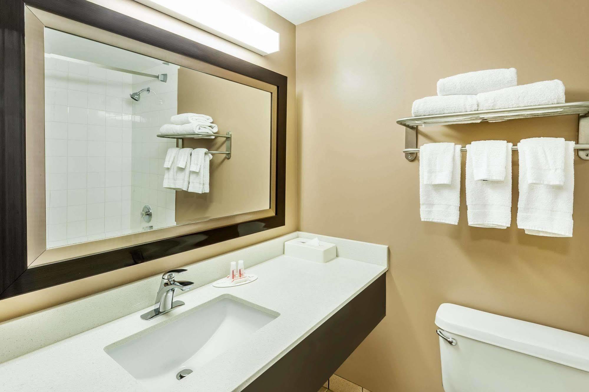 Super 8 By Wyndham Calgary/Airport Hotel Exterior foto